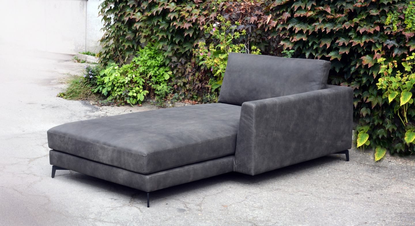 Perrot chaise longue in dark grey leather with arm on the right