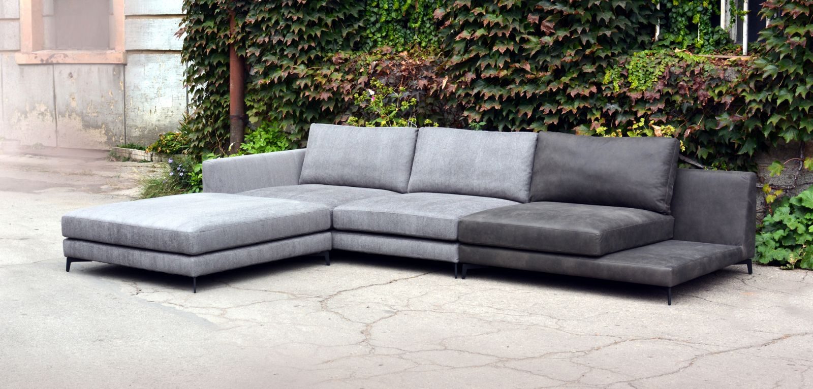 Perrot corner composition mixing grey fabric and dark grey leather, with a side platform end unit